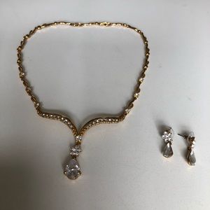 BNWT necklace and earrings set